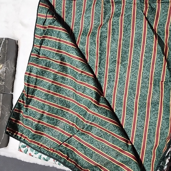 REVERSIBLE  CHRISTMAS DECORATIVE TABLE TOPPER. - Picture 3 of 4